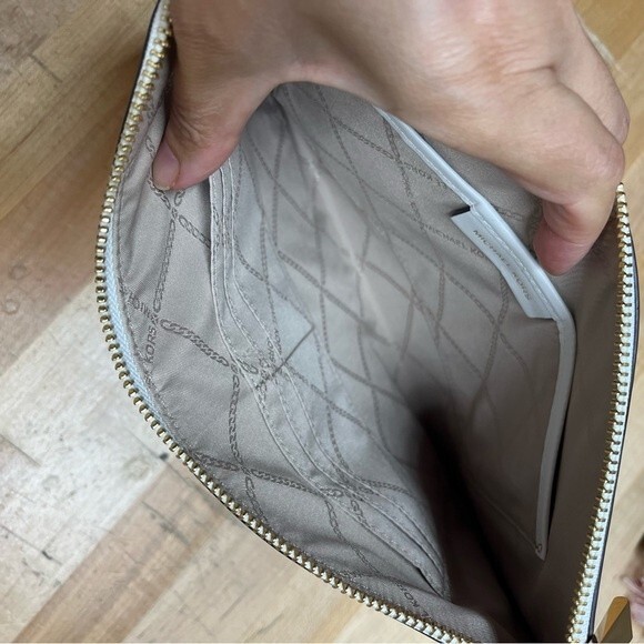 Michael Kors Wristlet in Gold and White Leather NWOT - Picture 12 of 16
